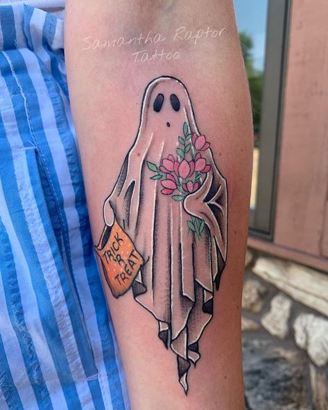 Samantha Coster on Instagram: “Adore this fun little ghosty friend I made on @fon.rae wer’re gona start adding cute little hallow nuggies to make a spooky sleeve!…” Cute Halloween Tattoos, Lantern Tattoo, Pumpkin Tattoo, Black Cat Tattoos, Ghost Tattoo, Scary Tattoos, Theme Tattoo, Inspiration Tattoo, Tattoos Geometric