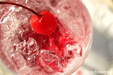 Homemade pomegranate soda Sweet Ideas, Pink Drink, Fizzy Drink, Fruit Water, Pink Life, To My Husband, Pink Drinks, Shirley Temple, Pomegranate