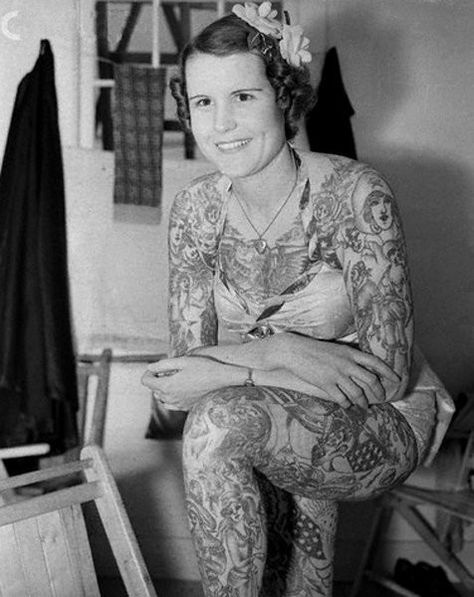 Gorgeous Vintage Photos of Tattooed Ladies in the Late 19th to Early 20th Centuries Historical Tattoos, Tattooed Woman, History Tattoos, Charles Lindbergh, Tattoo People, Tattoo Photography, Portrait Vintage, Bad Tattoos, 20 Century