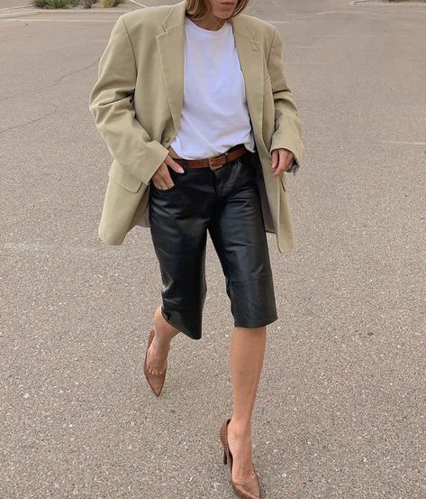 Leather Culottes, Autumn Trends, Beige Outfit, White Tee Shirts, Looks Street Style, Street Style Inspiration, Leather Shorts, 가을 패션, Street Styles