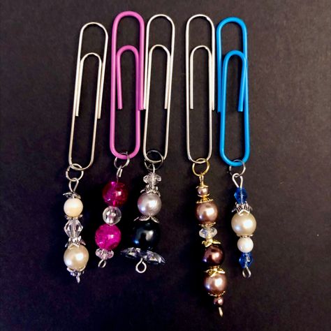 Paperclip Bookmarks Handmade, Paper Clip Bead Dangles, Bead Bookmarks Diy, Bead Dangles Ideas, Junk Journal Bead Dangles, Beaded Book Marks Diy, Beaded Bookmarks How To Make, Bead Dangles For Junk Journals, Beaded Paperclips