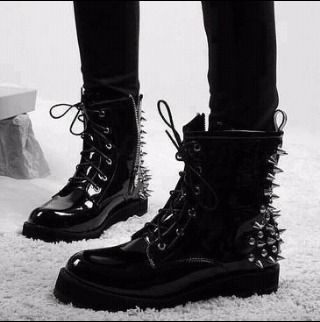 boots / style / emo / punk / doc martens Converse Outfits, Punk Shoes, Style Converse, Gothic Shoes, Genius Ideas, Latest Shoe Trends, Looks Black, Combat Boot, Barbara Palvin