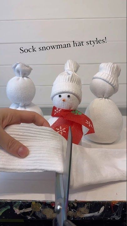 How to make 3 different snowman hat styles! #easycraft #snowman #diy #crafting #christmascrafts Homemade Snowman Decorations, Diy Snowman Hat How To Make, Snowman Wreath Diy, Snowman Hat Diy, Diy Snowman Ornaments, Snowman Diy, Snowman Crafts Diy, Small Snowman, Sock Snowman