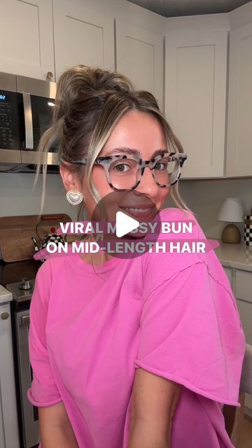 Charlie Suzanne Wenz Scott on Instagram: "my version of the viral @delaneychilds bun!! 🍰 #hairtutorial #messybun #easyhairstyles   claw clip hair styles, easy hair tutorial, claw clip, messy bun, everyday style, pinterest aesthetic, casual style" Bun Claw Clip Tutorial, Messy Bun Office Outfit, Cool Claw Clip Hairstyles, Cute Easy Messy Buns For Short Hair, Claw Clip Top Bun, Claw Clip Messy Bun For Short Hair, How To High Bun, Claw Clip Tutorial For Medium Hair, Viral Bun Hack