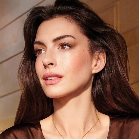 Anne Hathaway No Makeup, Anne Hathaway Nose Job, Anne Hathaway The Idea Of You, Anne Hathaway Makeup, Anne Hathaway One Day Hair, Anne Hathaway Love And Other Hair, Neutral Lips, Soft Makeup Looks, Anne Hathaway Bangs 2022