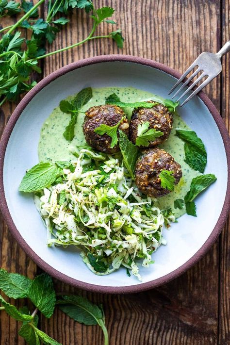 Zaatar Meatballs with Green Tahini Sauce can be made with ground turkey, chicken, lamb or beef. A quick, low-carb meal that is full of flavor. #meatballs #zaatar Green Tahini Sauce, Spring Eats, Arabisk Mad, Zaatar Recipe, Green Tahini, Spring Produce, Plats Healthy, Spring Recipe, Lamb Meatballs