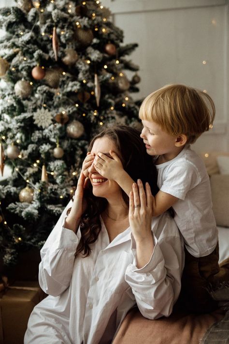 Christmas Mini Shoot, Christmas Photography Family, Baby Christmas Photography, New Year Photoshoot, Christmas Poses, Christmas Family Photoshoot, Baby Christmas Photos, Xmas Photos, Holiday Photoshoot