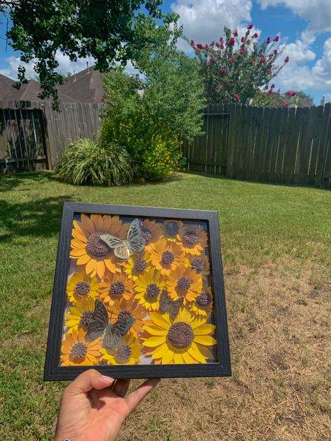 Diy Sunflower Gift Ideas, Sunflower Shadow Box Ideas, Quilling Flower Designs, Mom Frame, Dance Crafts, Paper Quilling For Beginners, Paper Quilling Jewelry, Diy Crafts For Girls, Flower Shadow Box