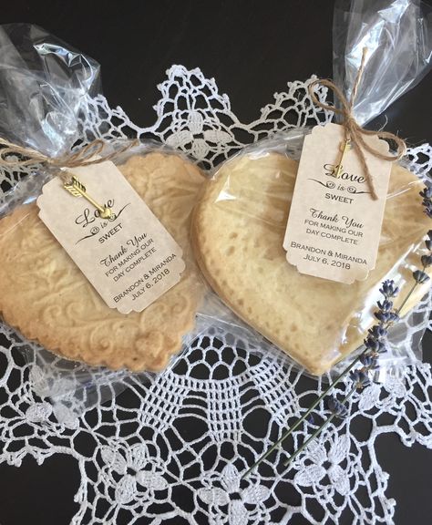 Cookies Souvenir Wedding, Cookie Favors Packaging, Cookie Table Wedding, Mint Wedding Favors, Cookies Wedding, Bottle Opener Favors, Homemade Wedding Favors, Cookie Wedding Favors, Anniversary Favors