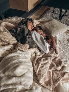 Living Room Ideas For Couples, Room Ideas For Couples, Cuddle With Boyfriend, Best Living Room Ideas, Protective Boyfriend, Boyfriend Sleeping, Decor Living Room Ideas, Cute Country Couples