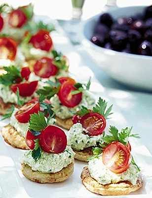 26. Tomato & feta pesto bites Feta Pesto, Wedding Canapes, Christmas Canapes, Canapes Recipes, Food Buffet, Decorações Com Comidas, The Enchanted Home, Enchanted Home, God Mat