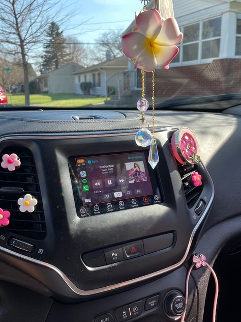 In Car Decorations, Charger Car Aesthetic, Inside Jeep Decorations, Ways To Make Your Car Look Cute, Car Theme Ideas Interior, Inside Car Decorations Diy, Classy Car Decorations Interior, Teenage Car Decorations, Car Interior Decor Inspiration