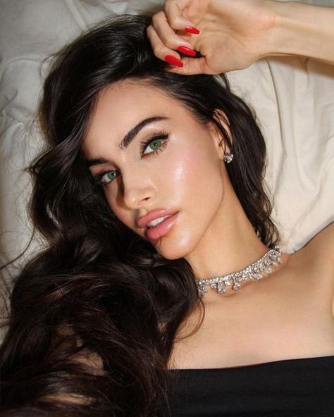 Armenian Makeup, Maria Manvelian, Armenian Models, Lavish Outfits, Armenian Women, Brunette Green Eyes, Luxury Lifestyle Couple, Make Up Inspo, Glowing Makeup