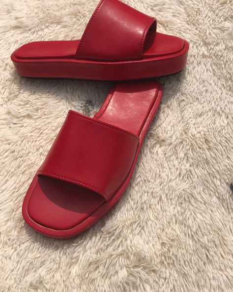 Platform female slippers 20mm 🛒 15000 🚨takes 7 working days after payment ✅send a Dm #handmadeshoes #madeinnigeria #owerrivendor #handmadefootwear #sachileathered #handmadeshoesinowerri #naijabrandchick #explorer Female Slippers, Handmade Shoes, Fashion Shoes, Slippers, Quick Saves