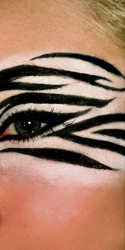 Zebra Halloween Costume, Zebra Makeup, Eye Makeup For Hooded Eyes, Zebra Costume, Zebra Face, Halloween Makeup Scary, Halloween Makeup Tutorial, Halloween Costumes College, Family Costumes