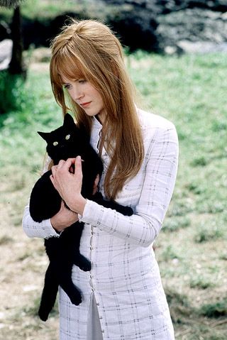 Nicole Kidman and black cat in PRACTICAL MAGIC. Gilly Owens, Lindsay Core, Practical Magic Movie, Celebrities With Cats, Patricia Highsmith, Boho Witch, A Black Cat, Actrices Hollywood, Virginia Woolf