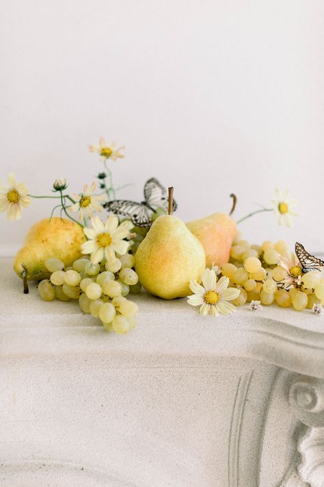 Yellow floral arrangement with fruits Cosmo Flower Arrangement, Cosmo Wedding Flowers, Lavender Yellow Wedding, Fruit Centerpieces Wedding, Villa Astor, Yellow Flower Arrangements, Champagne Grapes, Italian Inspired Wedding, Fruit Centerpieces