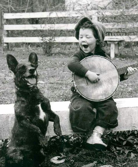 Banjo and dancing dog Photo Vintage, Jolie Photo, Vintage Pictures, Vintage Photographs, 귀여운 동물, Vintage Photography, Historical Photos, Old Pictures, Vintage Children