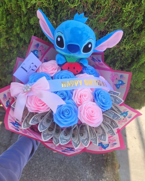 Stitch Birthday Bouquet! 💕 Check out our new wrapping paper as well! 💕 DM to order 🚨 . . . . . #rosaseternas #eternalroses #rosaseternal #roseseternal #handmaderoses #moneybouquet #ramosdebilletes #foreverflowers #foreverroses #smallbusiness #smallshop #liloandstitch #stitchinspired #trending #bonitosramos #pink #blueroses #explore #explorepage Stitch Birthday, Money Bouquet, Birthday Bouquet, Forever Flowers, Blue Roses, Lilo And Stitch, Small Shop, Wrapping Paper, Birthday