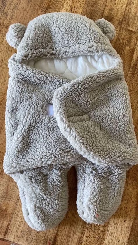 Literally THE BEST Swaddle for parents and babies!!! [Video] in 2022 | Newborn outfit, Baby shower gifts, Baby swaddle Colicky Baby, Outfit Baby Shower, Baby Life Hacks, Baby Prep, Gifts Baby, Holiday Baby, Newborn Outfit, Baby Learning, Baby Newborn