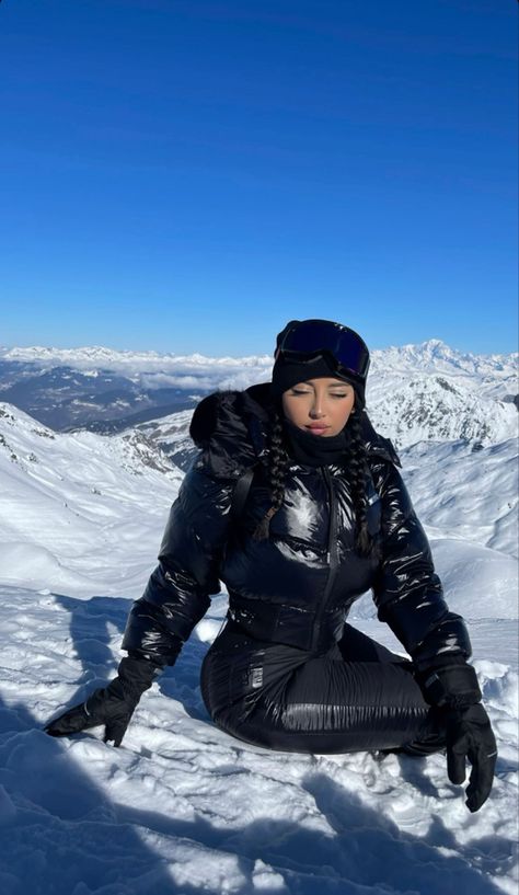 Moncler Aesthetic, Outfit Utah, New York Outfits Winter, Winter Baddie Outfits, Girls Ski Trip, Shiny Puffer Jacket, Mode Au Ski, Snow Outfits For Women, Snow Fits