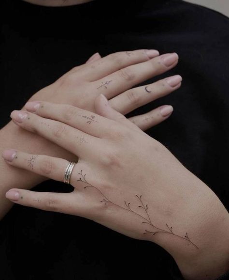 Ornaments Tattoo, Jagua Henna, Small Finger Tattoos, Finger Tattoo For Women, Hand And Finger Tattoos, Finger Tattoo Designs, Small Pretty Tattoos, Hand Tattoos For Women, Tattoo Hand