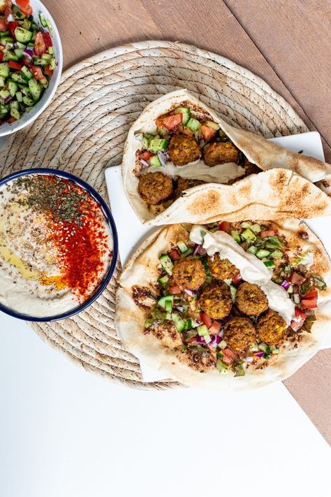 Libanees flatbread met za'atar en falafel - Vegan recepten - Vetjebol Vegas Food, Za Atar, Feel Good Food, Middle Eastern Recipes, Flatbread, Middle Eastern, Soul Food, Hummus, Diner