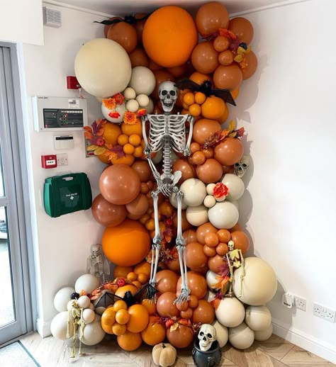 Halloween Party Decorations Balloons, Halloween Balloon Display, Halloween Balloon Wall, Burnt Orange Balloons, Halloween Australia, Halloween Balloon Decor, Fall Balloon Garland, Fall Balloons, Halloween Balloon Arch