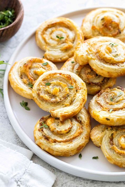 If you need something easy to make for a party but not a lot of time, these 12 appetizers from dips to pinwheels to spiced nuts will make your guests think you planned way in advance. Pioneer Woman Recipes Appetizers, Easy Appetizers Finger Foods, Pioneer Woman Appetizers, Mini Cheeseballs, Party Appetizer Recipes, Appetizers Finger Foods, Easy Party Appetizers, Fall Appetizers Easy, Cheese Ball Bites