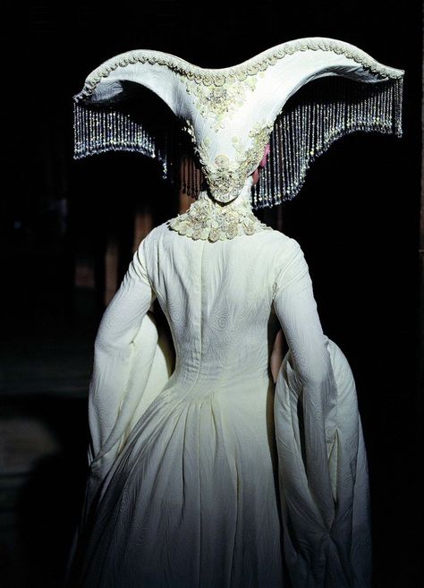 The Fall (2006) Costumes designed by Eiko Ishioka 石岡 瑛子 The Fall 2006, The Fall Movie, Eiko Ishioka, Japanese Costume, Philip Treacy, Yennefer Of Vengerberg, Theatre Costumes, Costume Designer, Fantasy Costumes