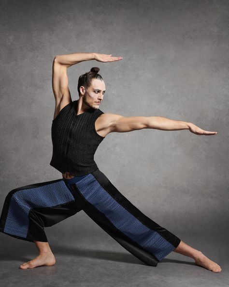 « J’aurais pu penser qu’avec le temps, j’aurais moins ce feu intérieur. Mais ce n’est pas du tout le cas. » Venu au ballet presque par hasard, le danseur étoile Hugo Marchand a su très vite se distinguer par un physique hors norme et un charisme indéniable. Ce soir, il est à l’affiche de « Don Quichotte » à l’Opéra Bastille. 🔗 Cliquez sur le lien dans la bio pour lire l’interview. Photo @luigiandiango Stylisme @michael_philouze Journaliste @hugowintre Tenues @giorgioarmani @emporioarman... Hugo Marchand, Interview Photo, Bastille, Interview, Ballet