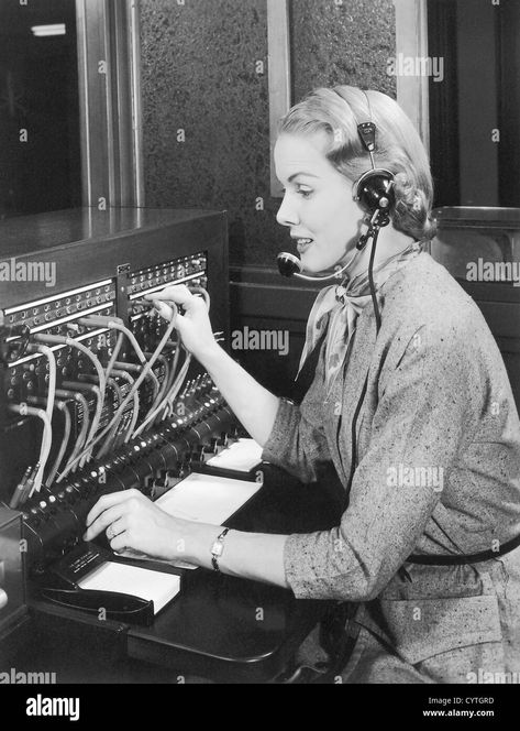 Old Fashioned Phone, Phone Operator, Old Fashioned Telephone, Telephone Operator, Word Cat, Police Women, Image Processing, Historical Pictures, Old Movies