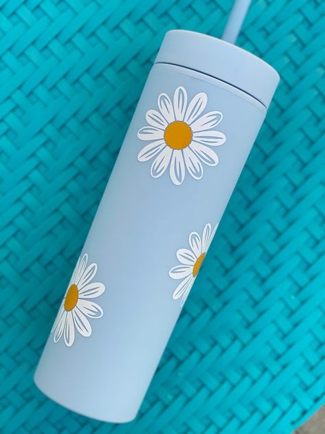 Customize Tumbler Cups, Cute Cups Tumblers Water Bottles, Cricut Waterbottle, Aesthetic Tumbler Bottle, Cute Cup Ideas, Vaso Aesthetic, Vasos Aesthetic, Customized Water Bottles, Sunflower Sketch