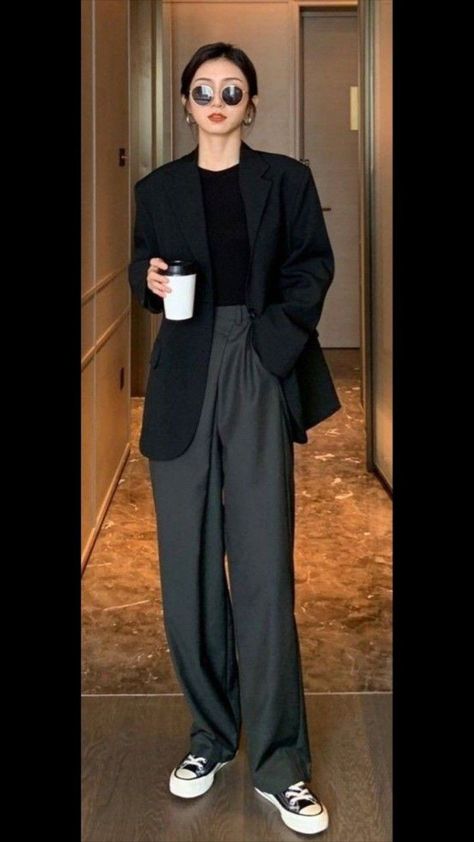 Wide Leg Pants Uniqlo, Formal Boyish Outfit, Trendy Formal Outfits For Women, Tomboy Style Outfits Formal, Tomboy Blazer Outfit, Boyish Formal Outfit, Boyish Office Outfits, Smart Casual Tomboy Outfit, Tomboy Suit Outfits