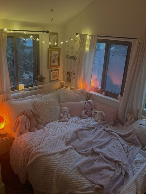 Dream Bedroom Inspiration, Cosy Room, Room Redesign, Dream House Rooms, Redecorate Bedroom, Cozy Room Decor, Dreamy Room, Dream Room Inspiration, Room Makeover Bedroom