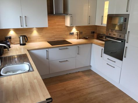 White Kitchen Cabinets Wood Worktop, White Kitchen With Wood Worktop, White Gloss Kitchen Wood Worktop, Veddinge Kitchen White, Small U Shaped Kitchen, Kitchen Credenza, White Gloss Kitchen, Wood Worktop, Coffee Decor Kitchen