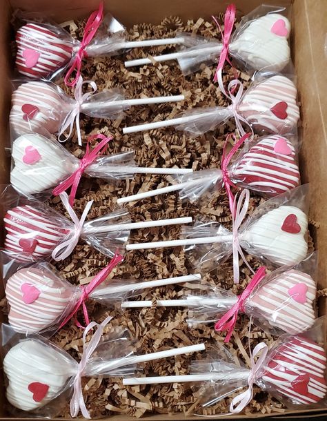 Valentines Cake Pops Ideas, Cake Pops For Valentines Day, Cake Pop Hearts, Cake Pop Packaging, Valentines Sweet Box Ideas, Edible Valentines Gifts, Cake Pop Bouquet Valentine, Cake Pop Valentines Day Ideas, Valentine’s Day Cakepops