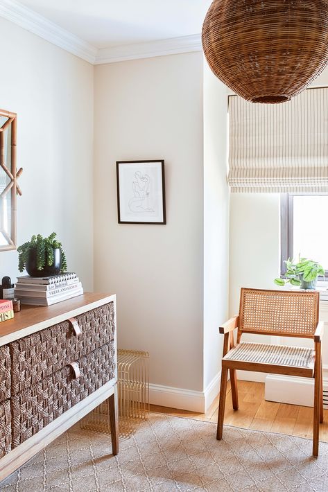 Interior Designer Ariel Okin Proves That White Walls Are Anything But Boring Schoolhouse White, School House White, Florida Bungalow, Hallway Paint, Flat Roman Shade, Wall Colours, Woven Decor, House White, Paint Wallpaper