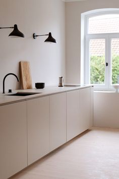 Midcentury House, Paint White, Bed Shelves, Scandinavian Kitchen, Scandi Style, Minimalist Kitchen, White Sand, Interior Inspo, Wall Color