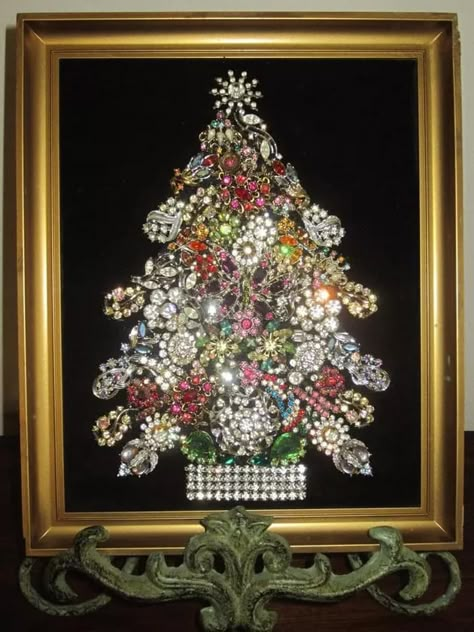 Repurpose Jewelry, Jewelry Upcycle, Jewelry Trees, Homemade Christmas Tree, Jewelry Pictures, Old Jewelry Crafts, Costume Jewelry Crafts, Jeweled Christmas Trees, Christmas Tree Pictures