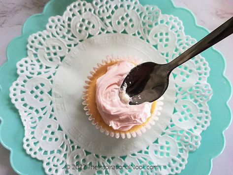 Cupcakes For Beginners, How To Ice Cupcakes, Pretty Pink Cupcakes, Ice Cupcakes, How To Decorate Cupcakes, Decorating Desserts, Sour Cream Frosting, Cupcake Toppings, Decorate Cupcakes