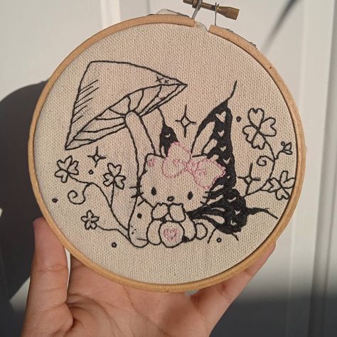 Pueden seguirme en @c.rystaldemon en ig para ver más cositas así✨🌼 La Kitty la saqué de un diseño de aquí. Sanrio Embroidery Pattern, Embroidery Hello Kitty, Hello Kitty Embroidery Designs, Sanrio Cross Stitch, Sanrio Embroidery, Alternative Embroidery, Hello Kitty Embroidery, Kawaii Embroidery, Diy Embroidery Designs