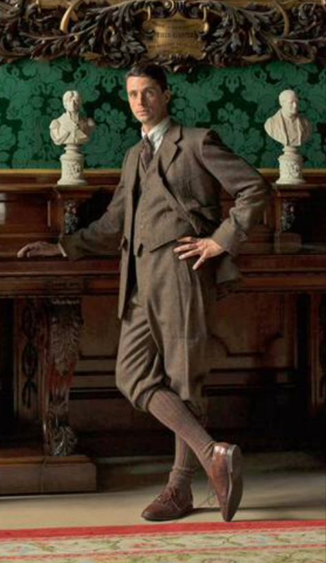 Neofolk Fashion, 1920s Mens Clothing, Downton Abbey Season 6, Downton Abbey Series, Formal Attire For Men, Mens Office Wear, Brown Socks, Downton Abbey Fashion, Matthew Goode