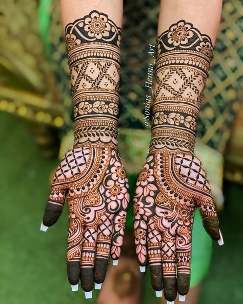 Sonia S Randhawa |📍TORONTO🇨🇦 on Instagram: “Just thought to make a random post for #MehndiMonday . Bridal henna done back in October🍃 @sonias_henna_art . . . . . . . . . . . .…” Fancy Mehndi, Round Mehndi Design, Traditional Mehndi Designs, New Bridal Mehndi Designs, Henna Art Designs, Beginner Henna Designs, Modern Mehndi Designs, Full Mehndi Designs, Beautiful Henna Designs