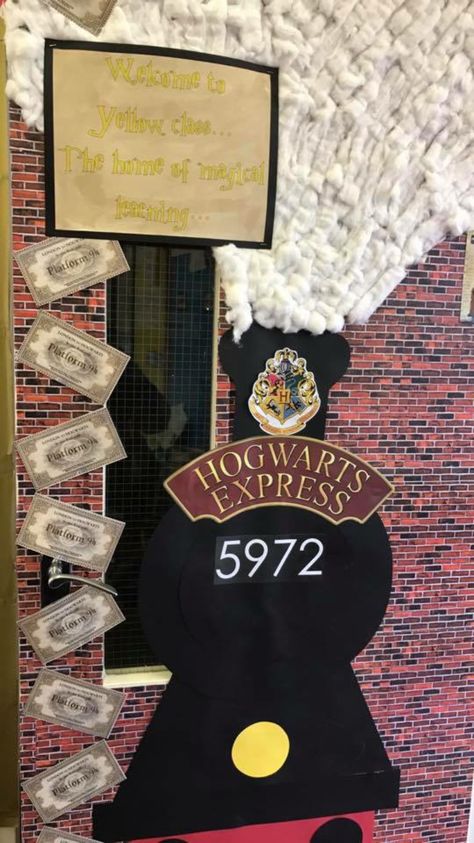 Harry Potter Door Decorating Contest, Harry Potter Classroom Door, Harry Potter Door Decorations, Harry Potter Classroom Decorations, Harry Potter Door, Harry Potter Teachers, Harry Potter Floating Candles, Harry Potter Classroom Theme, Harry Potter Trunk