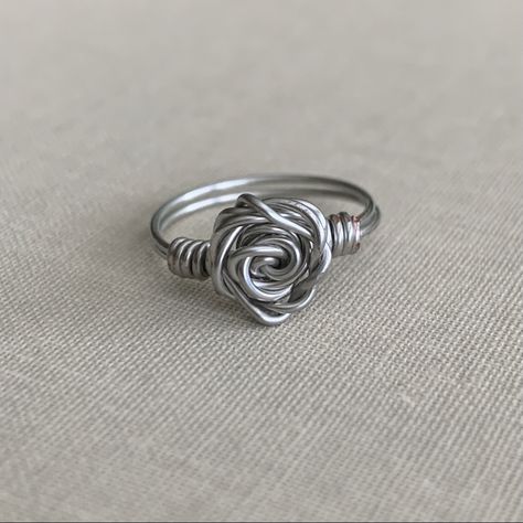 New Wire Wrapped Silver Rose Ring. An Adorable Dainty Design Handmade With Love By Me, Perfect For Every Day Wear! Treat Yourself Or Gift It To Match With Your Bestie, As Bridesmaid Squad Gifts, Etc! Made With Shiny Tarnish Resistant Wire That Will Not Change Color You Will Receive The Exact Ring Pictured! Wire Ring Making, Wired Rings, Dainty Pendant Necklace, Silver Rose Ring, Diy Beaded Rings, Diy Jewelry Rings, Handmade Crystal Jewelry, Turquoise Bracelet Cuff, Handmade Wire Wrapped