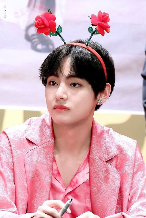 Hanya kumpulan foto kim taehyung . . . . . BTS V（*＾3＾）/～♡  Kim taehyu… #random # Random # amreading # books # wattpad Taehyung Cute, V Bts Wallpaper, Taehyung Wallpaper, V Cute, Taehyung Photoshoot, Photoshoot Bts, Taehyung Funny, Kim Taehyung Funny, Kim Taehyung Wallpaper