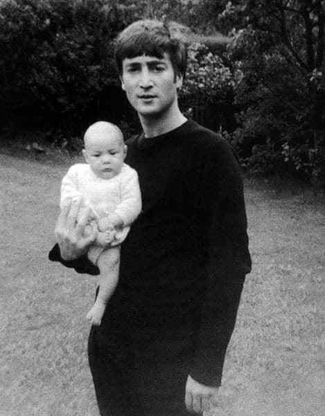 John and Julian Lennon, 1963 Beatles Girl, Julian Lennon, Beatles Photos, Beatles Pictures, John Charles, Beatles John, Yoko Ono, The Fab Four, Ringo Starr