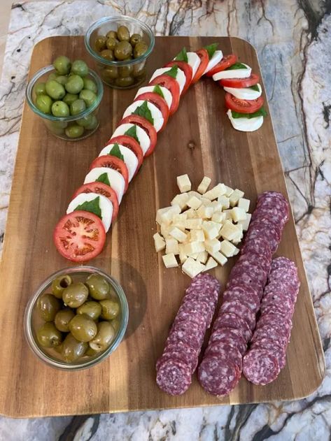 Christmas Appy Ideas, Christmas Appetizer Board, Christmas Diner Food Ideas, Christmas Vegetable Appetizers, Christmas Graze Board, Christmas Tapas Ideas, Christmas Cold Appetizers, Christmas Orderves Appetizers Holidays, Christmas Nibbles Ideas