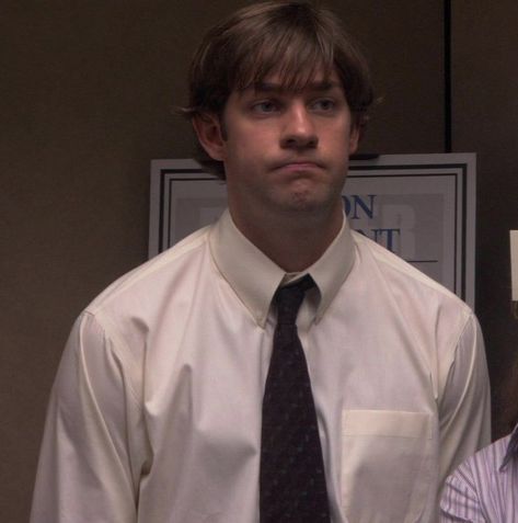 Jim The Office Aesthetic, Jim Halpert Season 1, John Krasinski Wallpaper, Jim Halpert Basketball, Young John Krasinski, Jon Krasinski, Gabe The Office, Jim Halpert Aesthetic, The Office Pfp